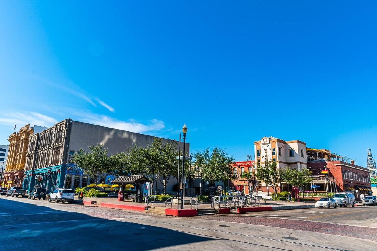 Blue Skies Ahead Quick Walk Into Town And Beach Galveston Eksteriør billede